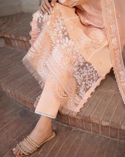 Mawra Hocane feet photo thumbnail
