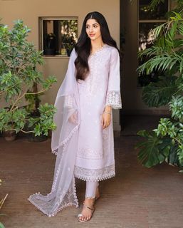 Mawra Hocane feet photo thumbnail