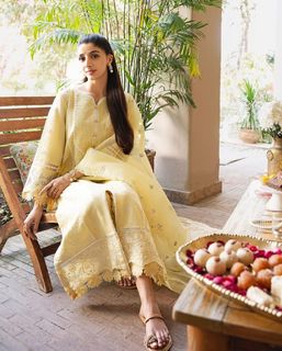 Mawra Hocane feet photo thumbnail