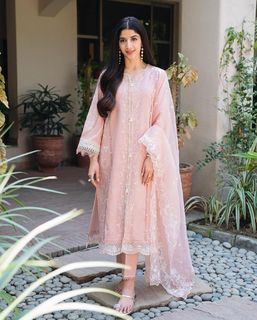 Mawra Hocane feet photo thumbnail