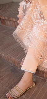 Mawra Hocane feet photo thumbnail