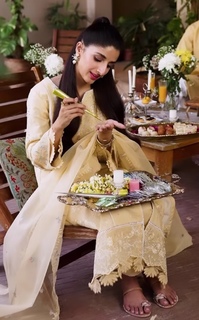 Mawra Hocane feet photo thumbnail