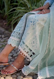 Mawra Hocane feet photo thumbnail