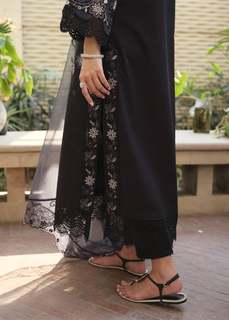 Mawra Hocane feet photo thumbnail