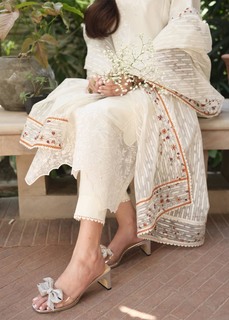 Mawra Hocane feet photo thumbnail