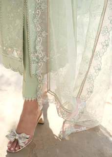 Mawra Hocane feet photo thumbnail