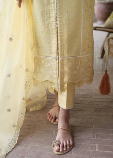 Mawra Hocane feet photo thumbnail