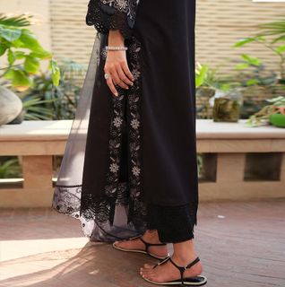 Mawra Hocane feet photo thumbnail