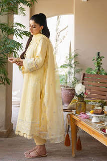 Mawra Hocane feet photo thumbnail