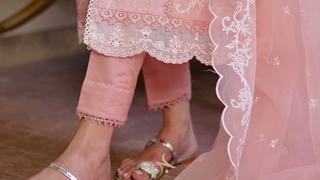 Mawra Hocane feet photo thumbnail