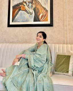 Mawra Hocane feet photo thumbnail