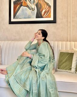 Mawra Hocane feet photo thumbnail