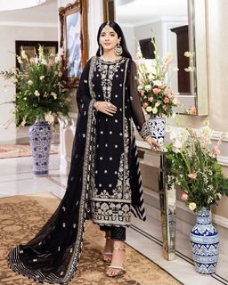 Mawra Hocane feet photo thumbnail