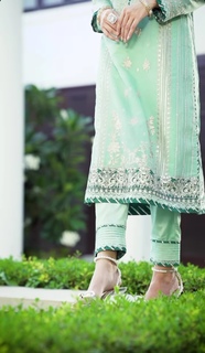 Mawra Hocane feet photo thumbnail