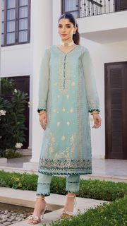 Mawra Hocane feet photo thumbnail