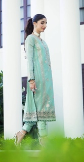 Mawra Hocane feet photo thumbnail