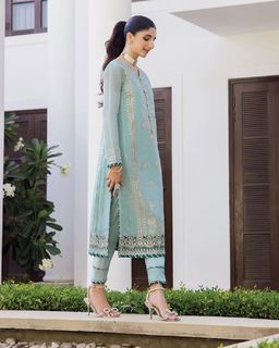 Mawra Hocane feet photo thumbnail