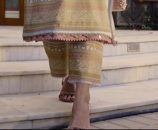 Mawra Hocane feet photo thumbnail