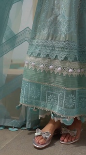 Mawra Hocane feet photo thumbnail