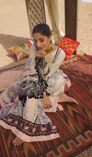 Mawra Hocane feet photo thumbnail