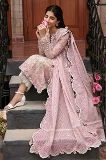Mawra Hocane feet photo thumbnail