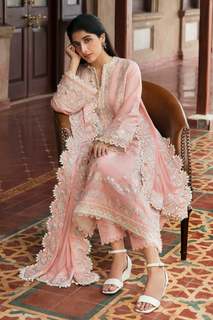Mawra Hocane feet photo thumbnail