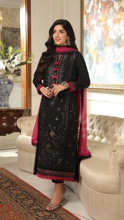 Mawra Hocane feet photo thumbnail