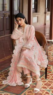 Mawra Hocane feet photo thumbnail