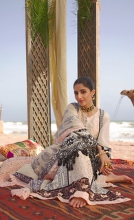 Mawra Hocane feet photo thumbnail