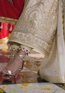 Mawra Hocane feet photo thumbnail