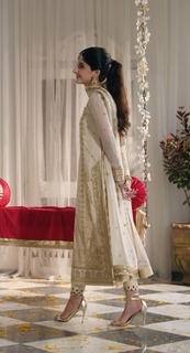 Mawra Hocane feet photo thumbnail