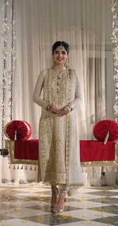 Mawra Hocane feet photo thumbnail