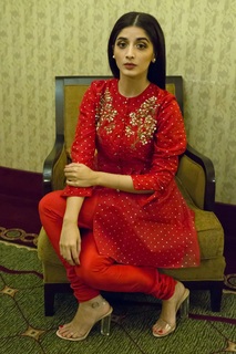 Mawra Hocane feet photo thumbnail