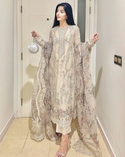 Mawra Hocane feet photo thumbnail