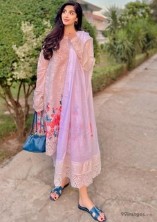 Mawra Hocane feet photo thumbnail