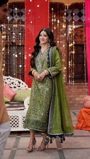 Mawra Hocane feet photo thumbnail