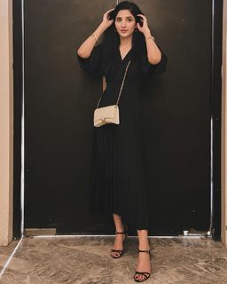 Mawra Hocane feet photo thumbnail