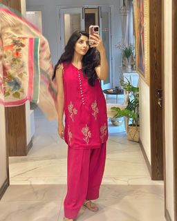 Mawra Hocane feet photo thumbnail