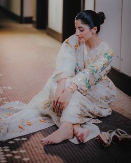 Mawra Hocane feet photo thumbnail