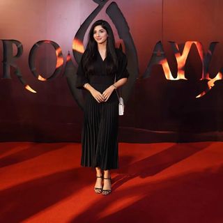 Mawra Hocane feet photo thumbnail