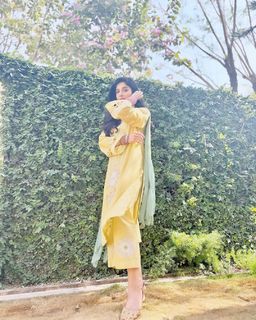 Mawra Hocane feet photo thumbnail