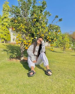 Mawra Hocane feet photo thumbnail