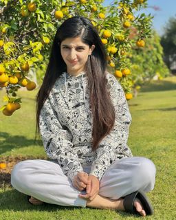 Mawra Hocane feet photo thumbnail