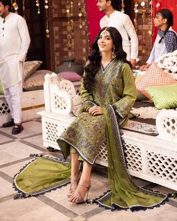 Mawra Hocane feet photo thumbnail
