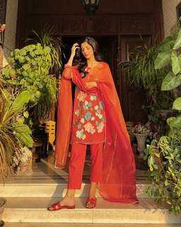 Mawra Hocane feet photo thumbnail