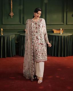 Mawra Hocane feet photo thumbnail