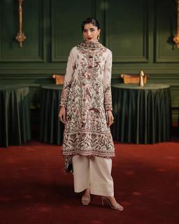 Mawra Hocane feet photo thumbnail