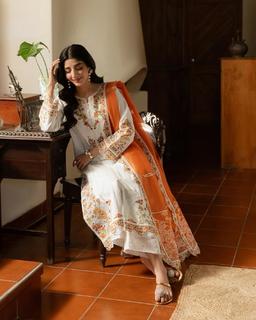 Mawra Hocane feet photo thumbnail