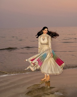 Mawra Hocane feet photo thumbnail