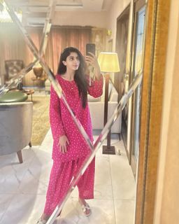 Mawra Hocane feet photo thumbnail